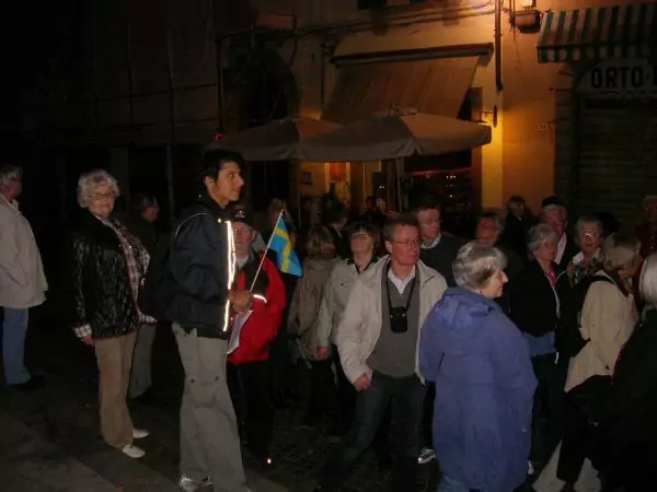 Diego, guiding Swedes in Lucca, Italy
